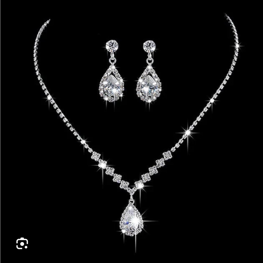 NWT Fashion jewelry Diamond necklace and earrings set